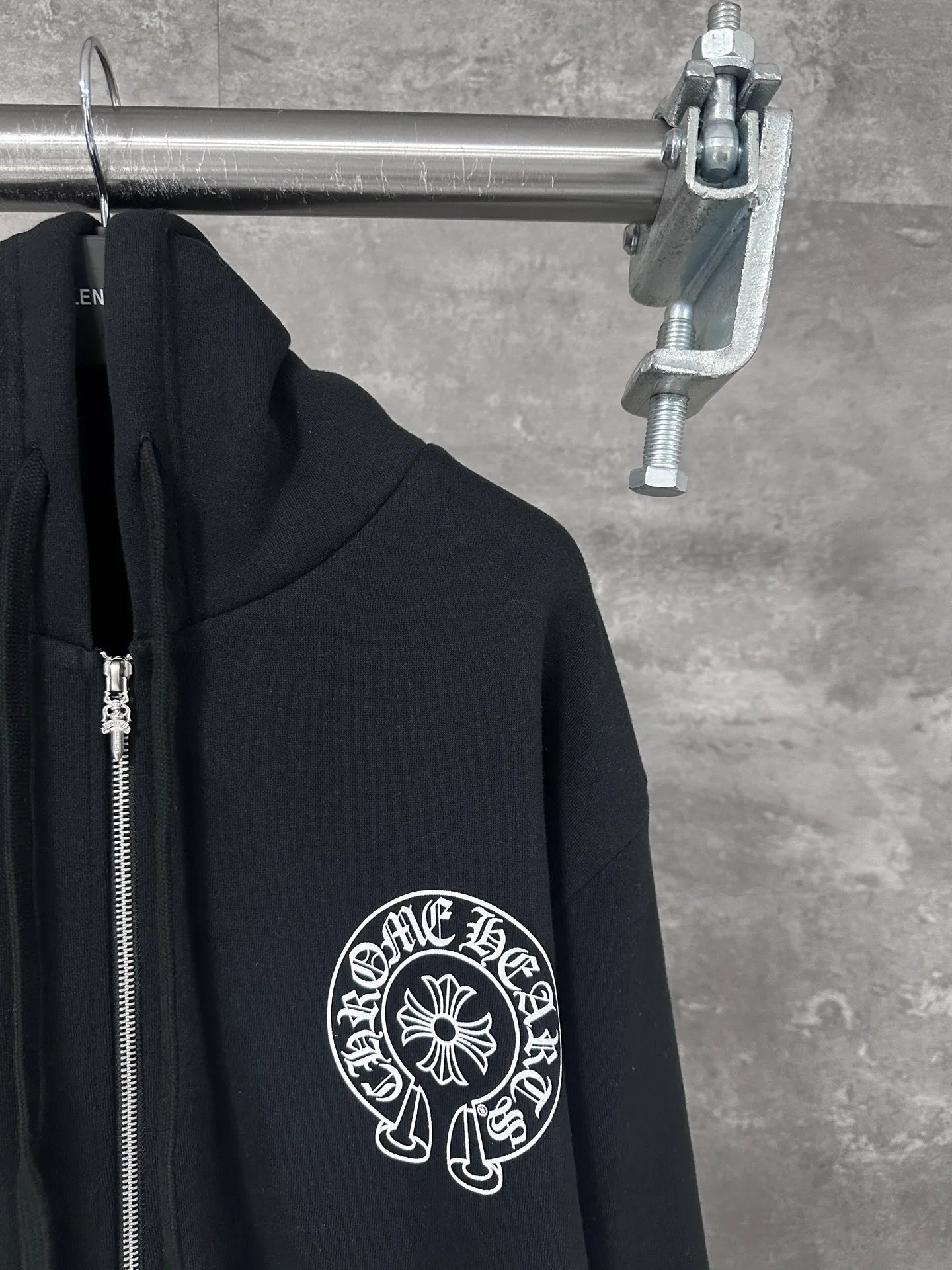 P350 💰 Chrome Hearte/Chrome Heart Sanskrit letter rattan flower cross horseshoe hooded zipper sweatshirt jacket 25SS New York City limited zipper hooded sweatshirt The fabric is made of 420g thin velvet coarse fish scale fabric. The printing is based on the original version with hand glue printing. The finished product is brushed and washed to shape. It feels very good. Real antique silver chain head (focus: zipper puller is sprayed with silver to make it old) size: S M L